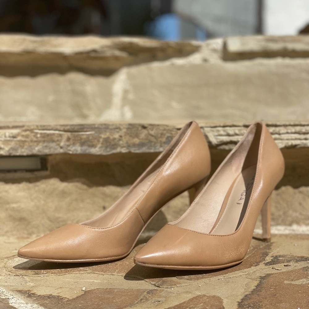 Via Spiga nude pumps - made in Italy, 6.5 classic!